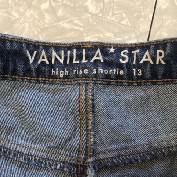vanilla star high rise shortie size 13 med wash slit sides raw edge hem - Picture 3 of 7